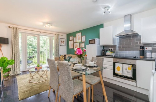 Shirley Apartment | Forest View Apartment with private balcony- Southampton