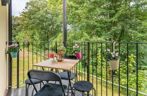 Shirley Apartment | Forest View Apartment with private balcony- Southampton