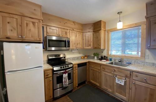 West Yellowstone House | Forest View Cabin