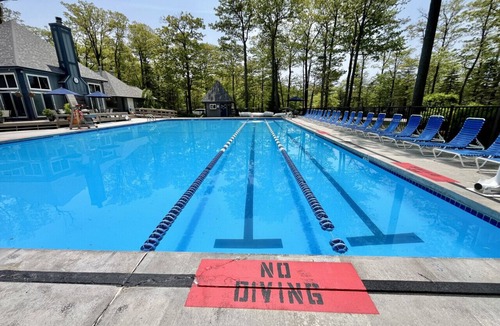 Hidden Valley Apartment | 🏡 Forest View | Quiet Getaway | Pool Access, Forest Views & A/C
