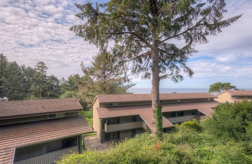 Otter Rock Apartment | Forest-View Room with 2 Queen Beds