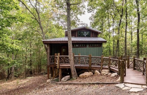 Adairsville Cabin | FoResTree House- Peaceful Luxury Treehouse Hot tub