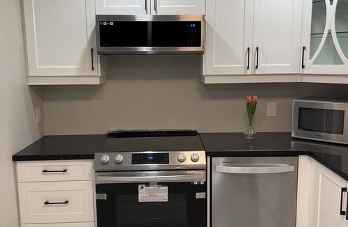 Oakville Apartment | Forget your worries in this 1000 sqft Independent apartment with parking.