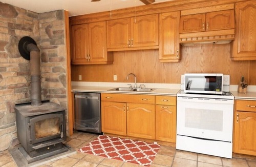 Jeffersonville House | Forget your worries in this spacious and serene space