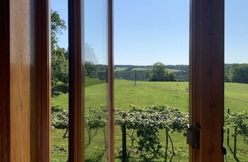 Jeffersonville House | Forget your worries in this spacious and serene space