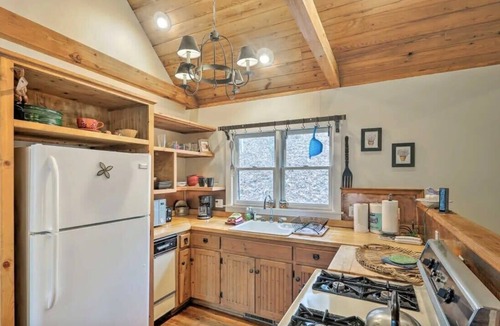 Franklin Cabin | Fork Inn's Pond Cottage (2BR/1Bath), HotTub Option