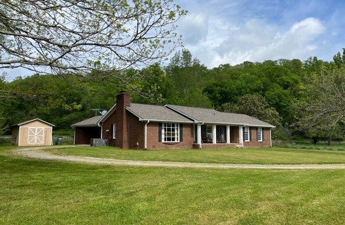 Franklin Cabin | Fork Inns Romantic 2BR apt/cabin- opt hottub SHR23