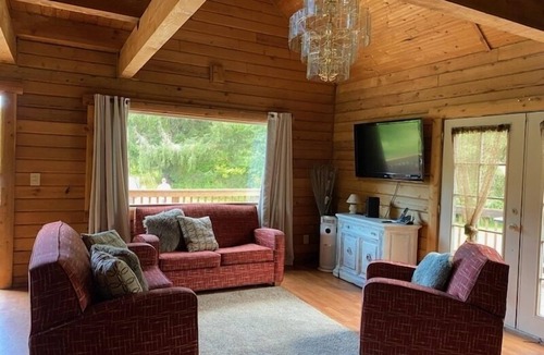 Forks House | Forks Wa Rustic Wolf Den Cabin