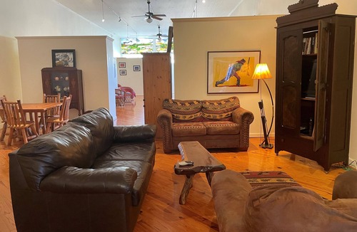 Sedan House | Former Art Gallery is now spacious lodging