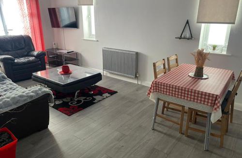 Alibon Apartment | Forsyth Apartment - Spacious and Comfortable 2 bedrooms