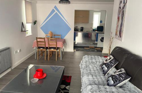 Alibon Apartment | Forsyth Apartment - Spacious and Comfortable 2 bedrooms