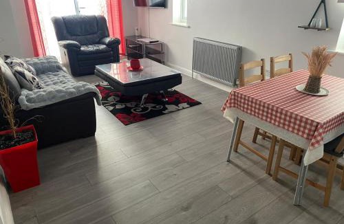 Alibon Apartment | Forsyth Apartment - Spacious and Comfortable 2 bedrooms