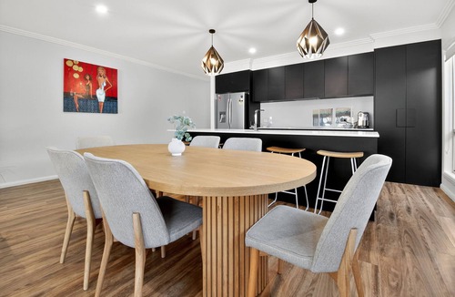 Wagga Wagga House | Forsyth Retreat - Modern Townhouse