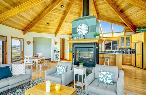 Fort Bragg House | Fort Bragg Oceanfront Home - Hot Tub & Game Room