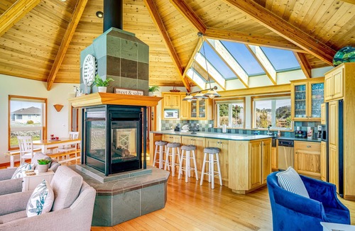 Fort Bragg House | Fort Bragg Oceanfront Home - Hot Tub & Game Room