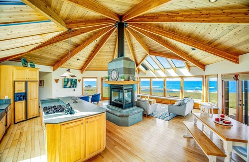 Fort Bragg House | Fort Bragg Oceanfront Home - Hot Tub & Game Room