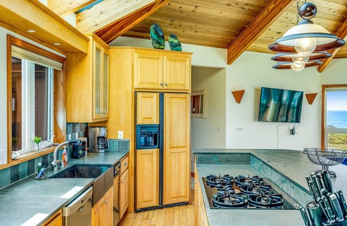 Fort Bragg House | Fort Bragg Oceanfront Home - Hot Tub & Game Room