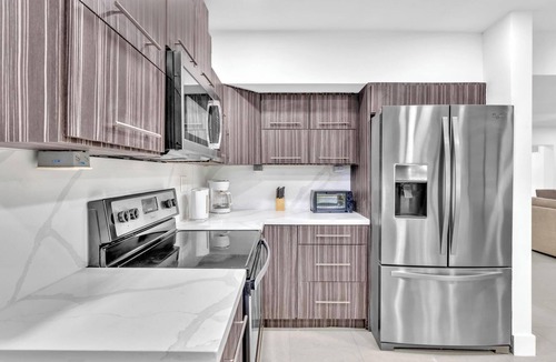 Plantation House | FORT LAUDERDALE OASIS HOME .SLEEPS 14 .5 bedrooms/3 baths PRIVATE HOME.