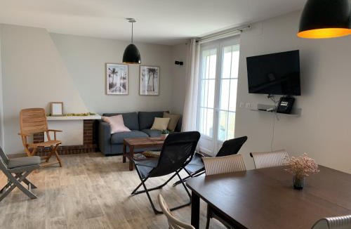 Fort-Mahon-Plage Apartment | Fort-Mahon-Plage : Appartement rénové en front de mer, 2 chambres, terrasse - FR-1-482-93