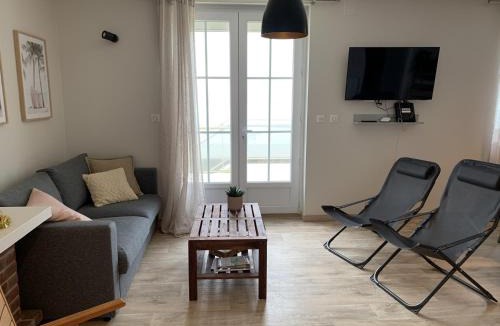 Fort-Mahon-Plage Apartment | Fort-Mahon-Plage : Appartement rénové en front de mer, 2 chambres, terrasse - FR-1-482-93