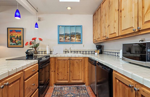 Northeast Santa Fe Hotel | Fort Marcy 10 | Walk to Plaza | Kiva Fireplace | Full Kitchen | Hot Tub | Pool | Single Level
