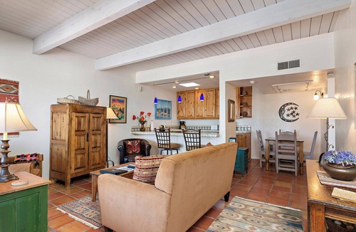 Northeast Santa Fe Hotel | Fort Marcy 10 | Walk to Plaza | Kiva Fireplace | Full Kitchen | Hot Tub | Pool | Single Level