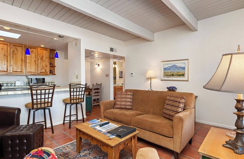 Northeast Santa Fe Hotel | Fort Marcy 10 | Walk to Plaza | Kiva Fireplace | Full Kitchen | Hot Tub | Pool | Single Level