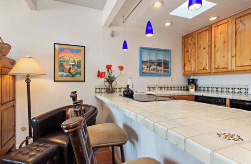 Northeast Santa Fe Hotel | Fort Marcy 10 | Walk to Plaza | Kiva Fireplace | Full Kitchen | Hot Tub | Pool | Single Level