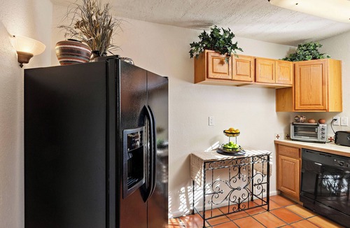 Northeast Santa Fe Hotel | Fort Marcy 100 | Walk to Plaza | Full Kitchen | Hot Tub | Pool | End Unit | Single Level