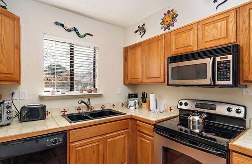 Northeast Santa Fe Hotel | Fort Marcy 100 | Walk to Plaza | Full Kitchen | Hot Tub | Pool | End Unit | Single Level