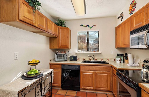 Northeast Santa Fe Hotel | Fort Marcy 100 | Walk to Plaza | Full Kitchen | Hot Tub | Pool | End Unit | Single Level