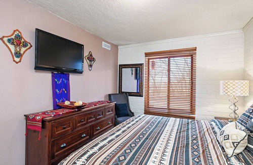 Northeast Santa Fe Hotel | Fort Marcy 100 | Walk to Plaza | Full Kitchen | Hot Tub | Pool | End Unit | Single Level