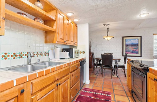Northeast Santa Fe Hotel | Fort Marcy 16 | Walk to Plaza | Kiva Fireplace | Full Kitchen | Hot Tub | Pool | 2 Levels