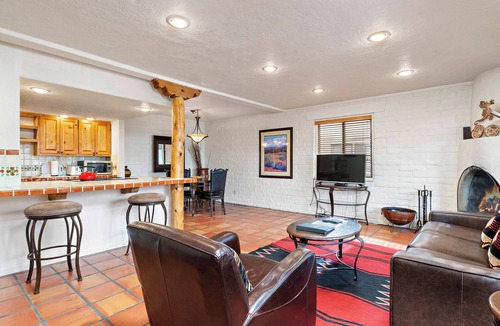 Northeast Santa Fe Hotel | Fort Marcy 16 | Walk to Plaza | Kiva Fireplace | Full Kitchen | Hot Tub | Pool | 2 Levels