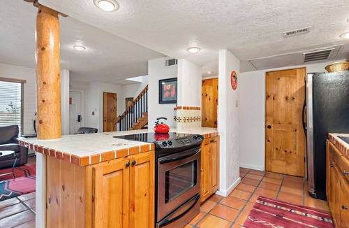 Northeast Santa Fe Hotel | Fort Marcy 16 | Walk to Plaza | Kiva Fireplace | Full Kitchen | Hot Tub | Pool | 2 Levels