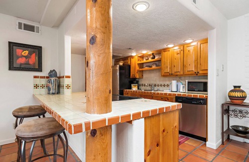 Northeast Santa Fe Hotel | Fort Marcy 16 | Walk to Plaza | Kiva Fireplace | Full Kitchen | Hot Tub | Pool | 2 Levels