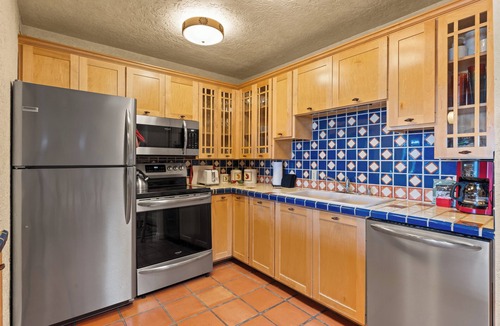 Northeast Santa Fe Hotel | Fort Marcy 20 | Walk to Plaza | Fireplace | Kitchen | Hot Tub | Pool | End Unit | Single Level