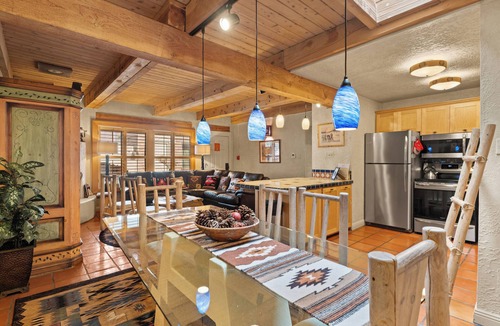 Northeast Santa Fe Hotel | Fort Marcy 20 | Walk to Plaza | Fireplace | Kitchen | Hot Tub | Pool | End Unit | Single Level