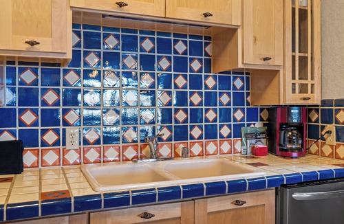 Northeast Santa Fe Hotel | Fort Marcy 20 | Walk to Plaza | Fireplace | Kitchen | Hot Tub | Pool | End Unit | Single Level