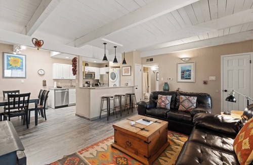 Northeast Santa Fe Hotel | Fort Marcy 32 | Walk to Plaza | Fireplace | Kitchen | Hot Tub | Pool | End Unit | Single Level