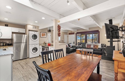 Northeast Santa Fe Hotel | Fort Marcy 32 | Walk to Plaza | Fireplace | Kitchen | Hot Tub | Pool | End Unit | Single Level