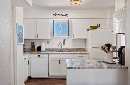 Northeast Santa Fe Hotel | Fort Marcy 33 | Walk to Plaza | Kiva Fireplace | Full Kitchen | Hot Tub | Pool | Single Level