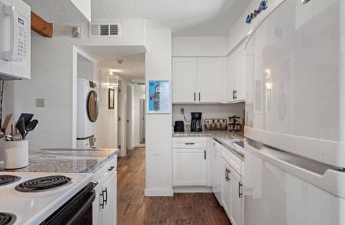 Northeast Santa Fe Hotel | Fort Marcy 33 | Walk to Plaza | Kiva Fireplace | Full Kitchen | Hot Tub | Pool | Single Level