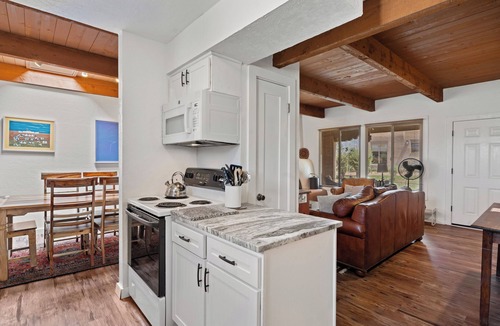 Northeast Santa Fe Hotel | Fort Marcy 33 | Walk to Plaza | Kiva Fireplace | Full Kitchen | Hot Tub | Pool | Single Level