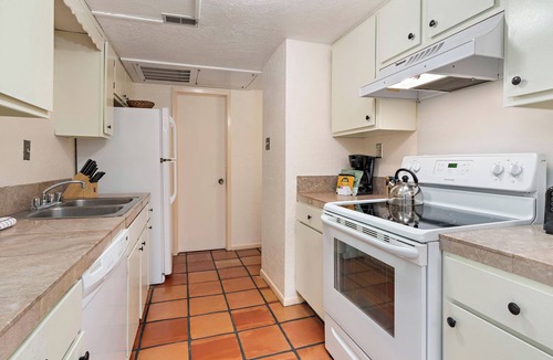 Northeast Santa Fe Hotel | Fort Marcy 38 | Walk to Plaza | Kiva Fireplace | Full Kitchen | Hot Tub | Pool | 2 Levels