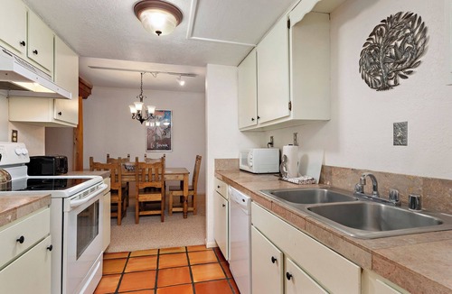 Northeast Santa Fe Hotel | Fort Marcy 38 | Walk to Plaza | Kiva Fireplace | Full Kitchen | Hot Tub | Pool | 2 Levels