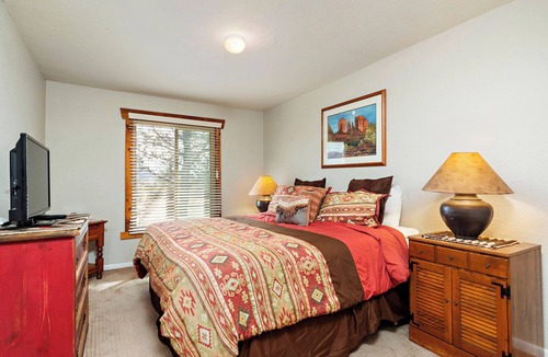 Northeast Santa Fe Hotel | Fort Marcy 51 | Walk to Plaza | Kiva Fireplace | Full Kitchen | Hot Tub | Pool | Single Level
