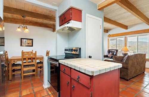 Northeast Santa Fe Hotel | Fort Marcy 51 | Walk to Plaza | Kiva Fireplace | Full Kitchen | Hot Tub | Pool | Single Level