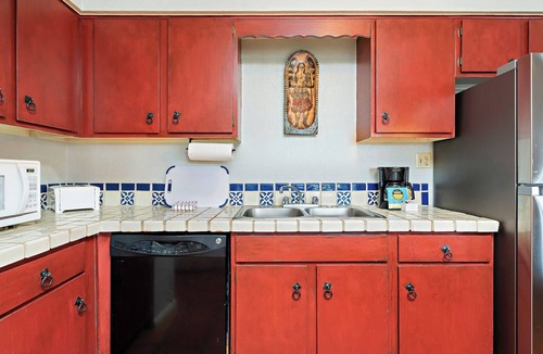 Northeast Santa Fe Hotel | Fort Marcy 51 | Walk to Plaza | Kiva Fireplace | Full Kitchen | Hot Tub | Pool | Single Level