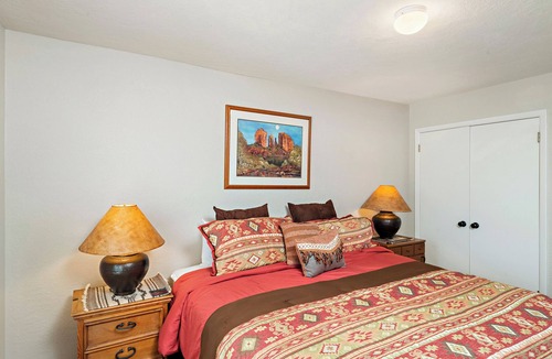 Northeast Santa Fe Hotel | Fort Marcy 51 | Walk to Plaza | Kiva Fireplace | Full Kitchen | Hot Tub | Pool | Single Level